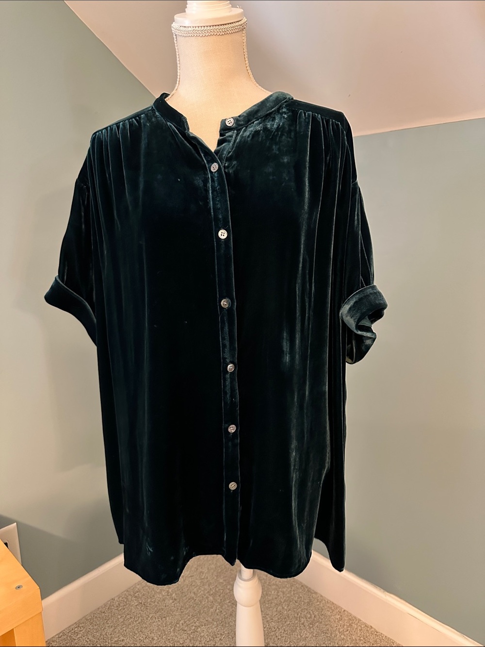 Sundance Lux Velvet Green Short-Sleeve Button-Down Shirt - Deep Green hi-low hem